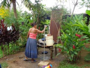 vrouw water kraan El Corozal